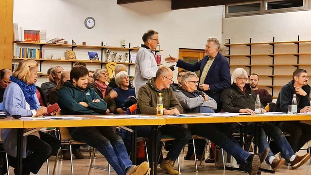 Tumultartige Szenen in der Gemeinderat...rin Claudia Brachlow die Polizei ruft.  | Foto: Gerald Nill