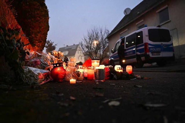 Kerzen und Blumen stehen am Tatort  | Foto: Bernd Weibrod (dpa)