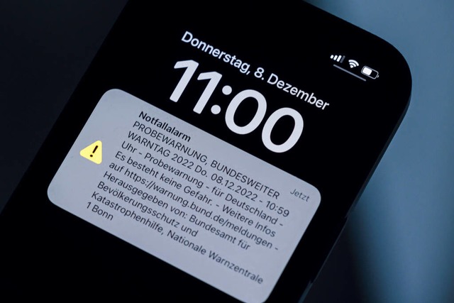 Diese Cell-Broadcast-Warnung erschien am Donnerstag lautstark auf vielen Handys  | Foto: IMAGO/Thomas Trutschel/photothek.de