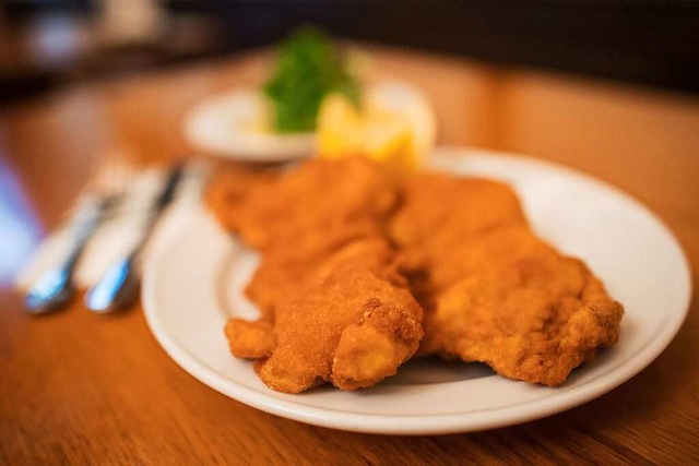 Schnitzel mit Kartoffelsalat steht im ...h einem Lieblingsgericht gefragt wird.  | Foto: Christian Bruna