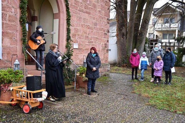 Mit dem Bollerwagen war Anja Bremer (l... vergangenen Weihnachtszeit unterwegs.  | Foto: Roland Vitt