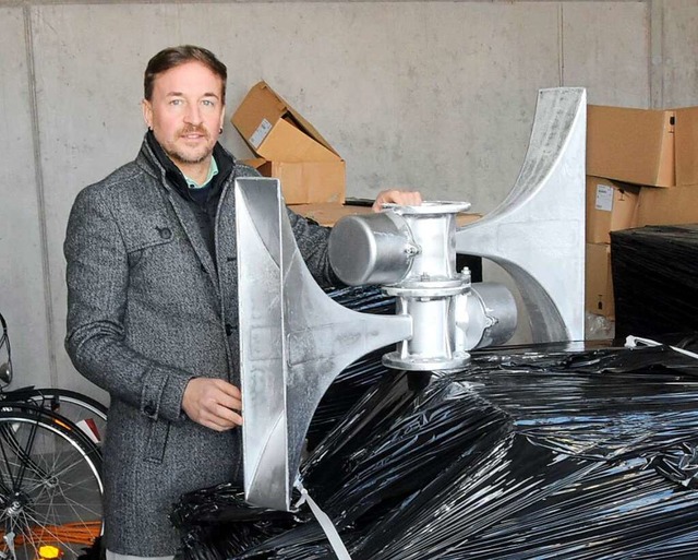 Brgermeister Sebastian Stiegeler mit einer der neuen modernen Sirenen.  | Foto: Stefan Pichler