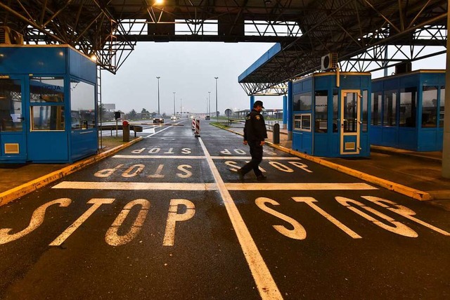 Ein kroatischer Grenzpolizist berquer...nd Slowenien am Grenzbergang Bregana.  | Foto: Uncredited (dpa)