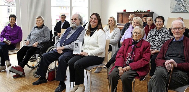 Besucher der Lesung mit Autorin Helen M. Sand (Mitte)   | Foto: Ulrike Hiller