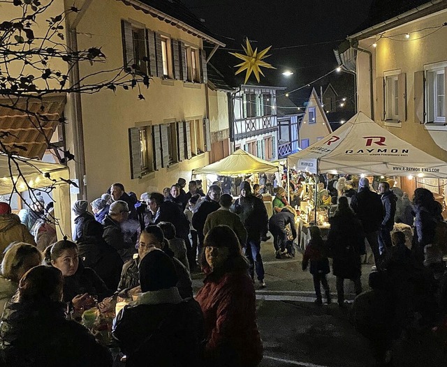 Viele Menschen kamen zum  Adventsmarkt in Bahlingen.  | Foto: Privat