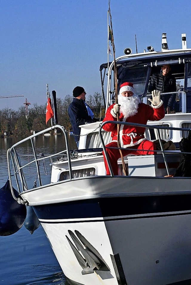 An Bord der Yacht Mary Roos  fhrt der Nikolaus zu den Berufsschiffern.  | Foto: Heinz und Monika Vollmar