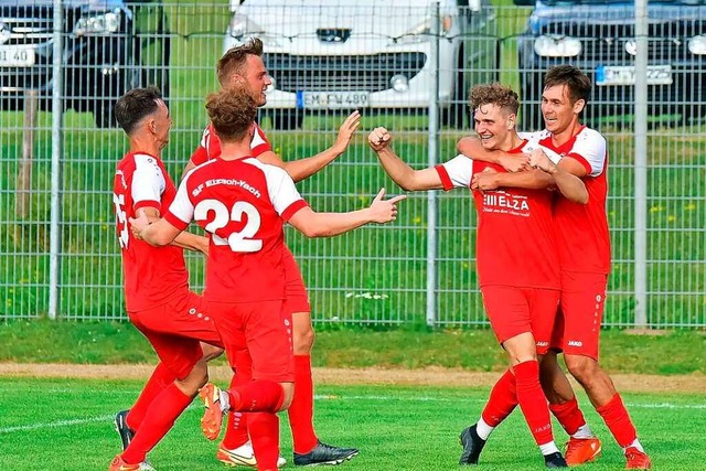 Claudius Bhrer (Zweiter von rechts) w...n Elzacher Teamkollegen beglckwnscht  | Foto: Daniel Thoma