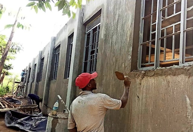 Einheimische Arbeiter halfen das Schulhaus zu erstellen.   | Foto: Heike Rabus