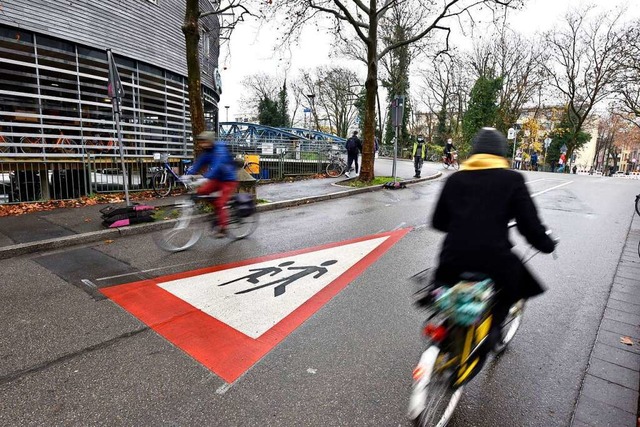 Die Stadt Freiburg hat in nur knapp ei...r Radfahrer und Fugnger investiert.  | Foto: Thomas Kunz