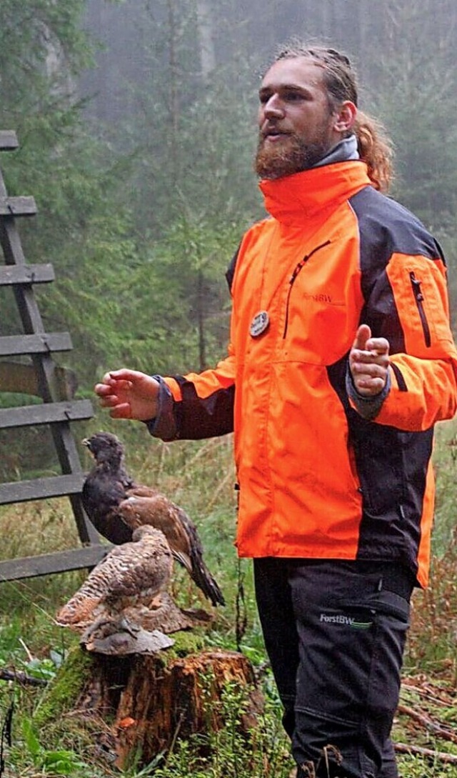 David Hennegriff mit zwei Tierprparaten  | Foto: Forst BW