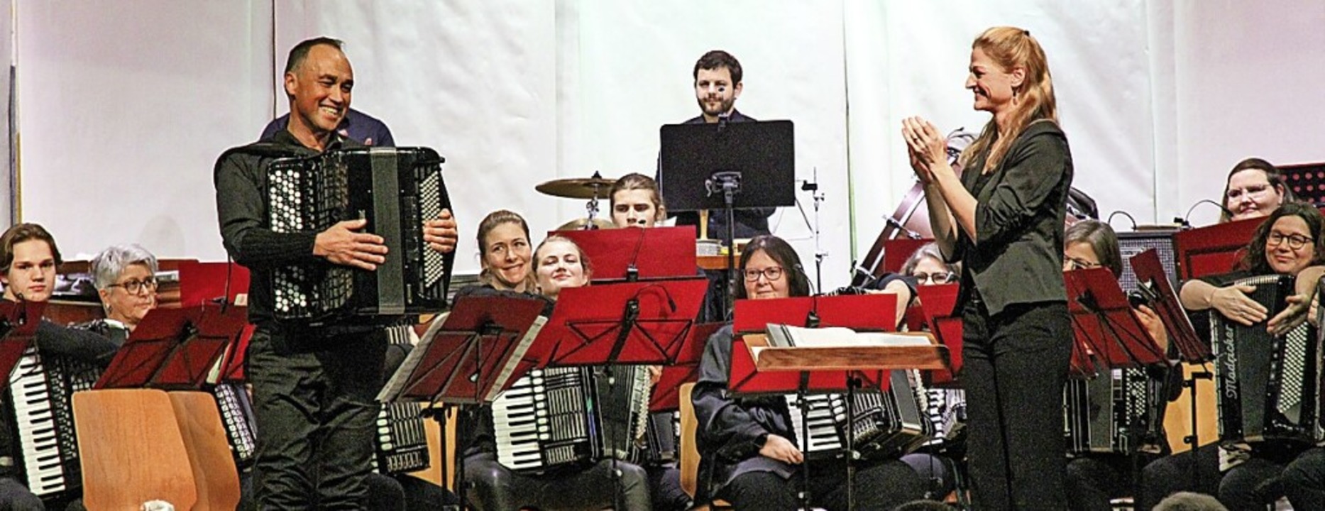 Orchester  unter  Leitung von  Silke D&#8217;Inka und Solist Sergej Gerasimov  | Foto: Akkordeongruppe Münstertal