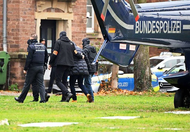 Eine festgenommene Person (2. v. recht...Weg zum Bundesgerichtshof in Karlsruhe  | Foto: Uli Deck (dpa)