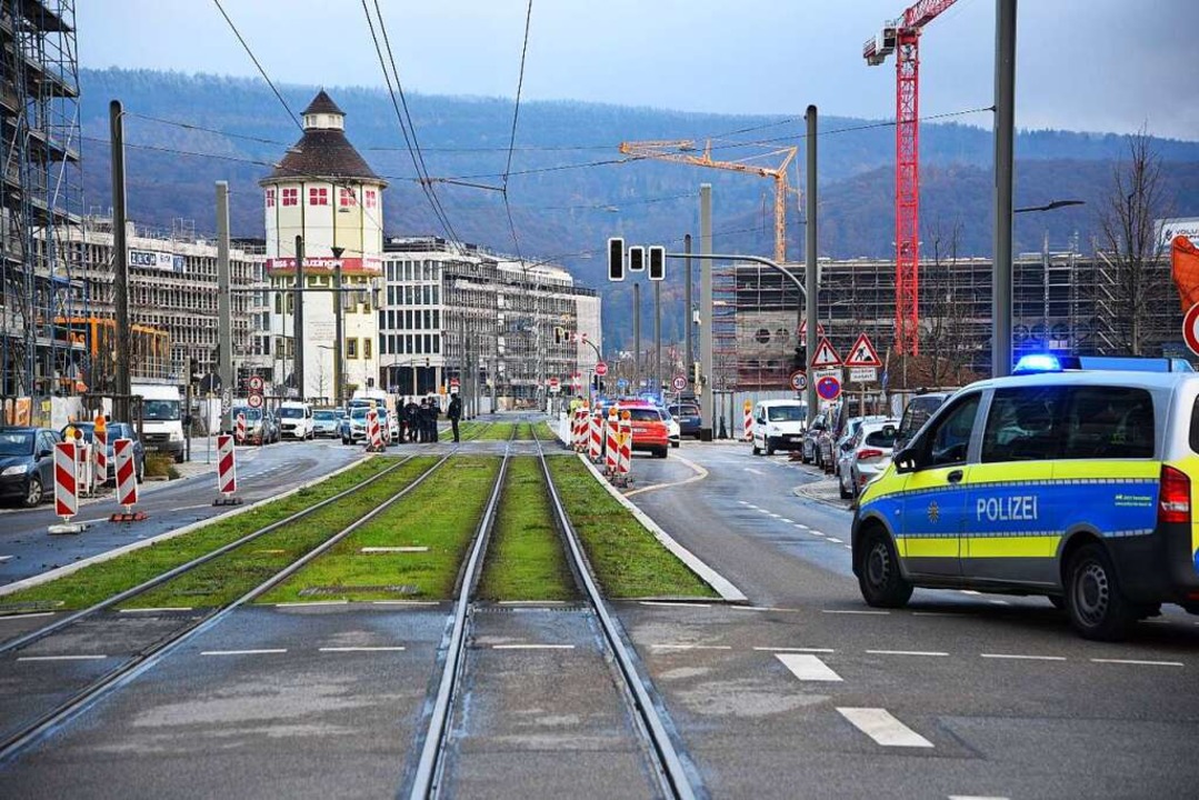 Polizisten sperren den Fundort einer Weltkriegsbombe in Heidelberg ab.  | Foto: René Priebe (dpa)