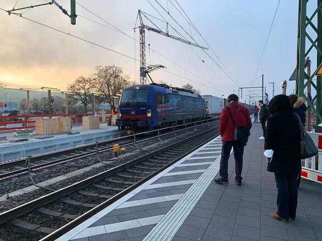 Der ganze Schienenverkehr wird an eine...tzen auch mal Gleis 3 (links im Bild).  | Foto: Simone Hhl
