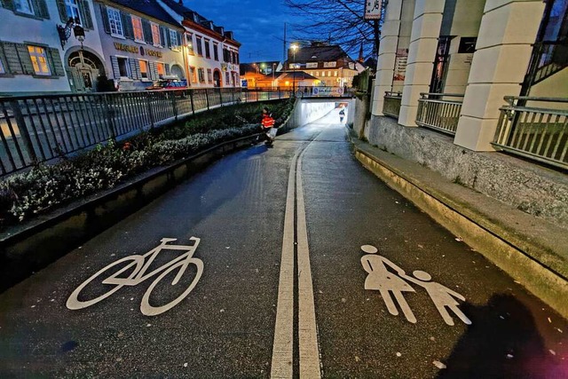 Bei der Unterfhrung,  die auf den Bah...indigkeit der Radfahrer fr Konflikte.  | Foto: Martin Wendel