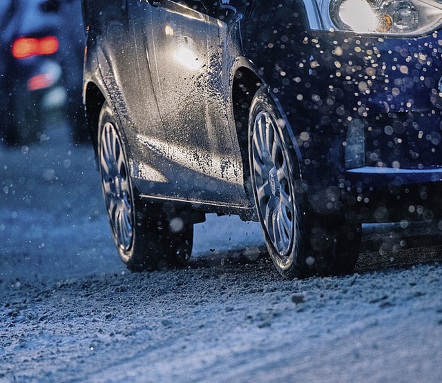 Auf Eis und Schnee sollte man besonder...itig den Fu vom Gas nehmen zu knnen.  | Foto: Zacharie Scheurer (dpa)