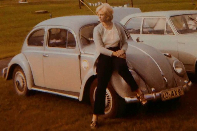 Vera Barde 1972 mit ihrem hellblauen  VW-Kfer &#8230;  | Foto: Ulrich Senf