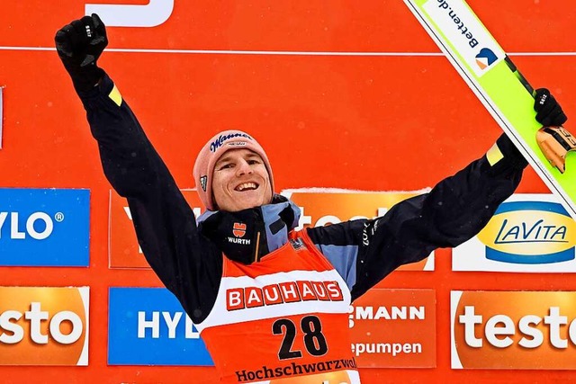 Karl Geiger jubelt ber Platz drei wie ber einen Sieg.  | Foto: THOMAS KIENZLE (AFP)