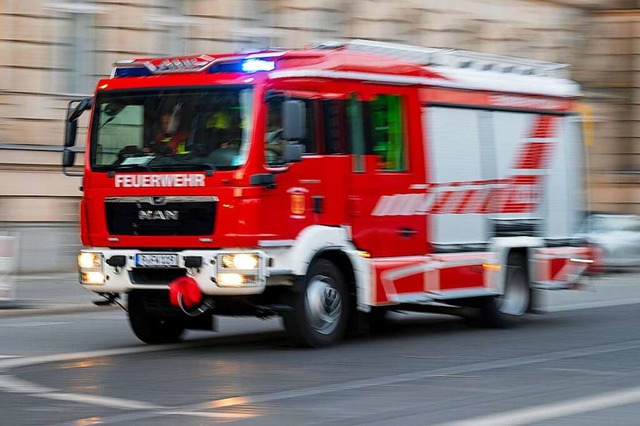 Auch die Feuerwehr ist im Einsatz. (Symbolbild)  | Foto: Monika Skolimowska (dpa)