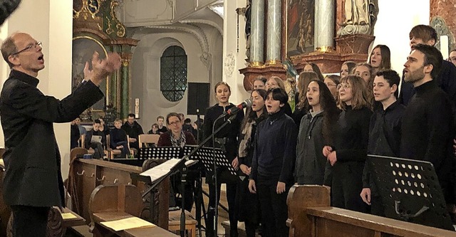 Der Gospelchor unter der Leitung von Volker Weidt   | Foto: Bernadette Andr