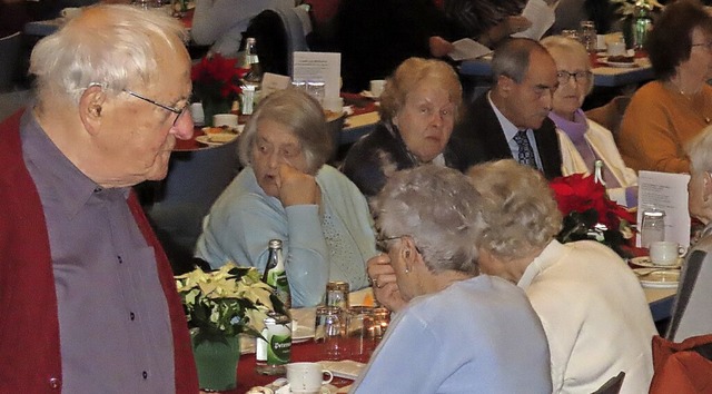 Die Senioren genieen Kuchen und Gesprche in der Stadthalle.  | Foto: Gerd Leutenecker