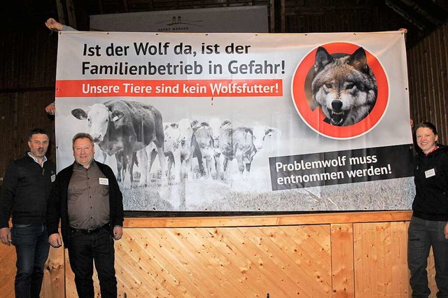 Mit diesem  Plakat, das von Georg Reic... Wolf aufmerksam machen. Christa Maier  | Foto: Christa Maier