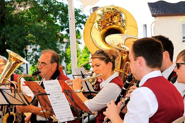 Die Herbolzheimer Stadtmusik umrahmt v...erlichkeiten zu 425 Jahre Marktrechte.  | Foto: Siegfried Gollrad