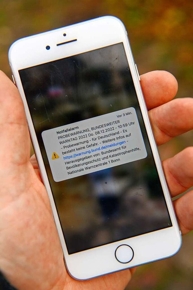Diese Nachricht bekam am Warntag am Donnerstag nicht jeder auf sein Handy.  | Foto: Klaus-Dietmar Gabbert