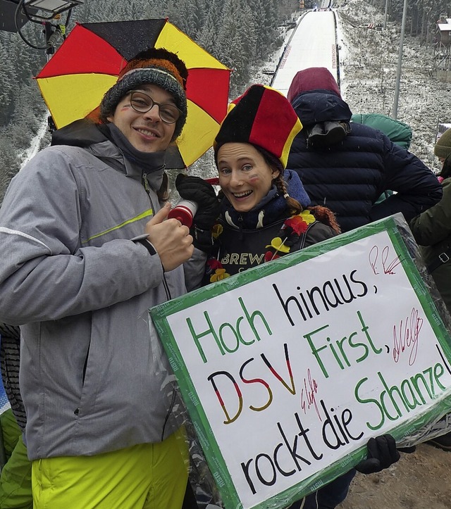 Springen, bis sich die Bretter biegen:...#8222;Hoch-First-Schanze&#8220;-Fans.   | Foto: Peter Stellmach