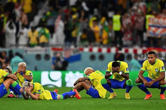 Total enttuscht sind Brasiliens Spiel...ge im Elfmeterschieen gegen Kroatien.  | Foto: Robert Michael (dpa)