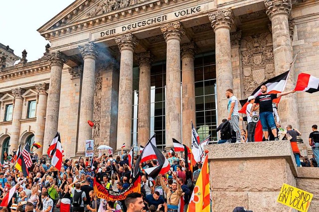 Am 28. August 2020 wollten Demonstranten den Reichstag in Berlin strmen.  | Foto: Achille Abboud (dpa)