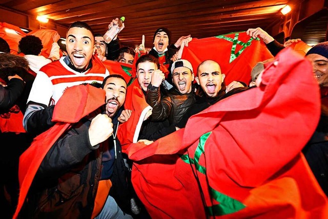 Fans von  Marokko feiern in Dsseldorf... dem Achtelfinal-Erfolg gegen Spanien.  | Foto: Roberto Pfeil (dpa)