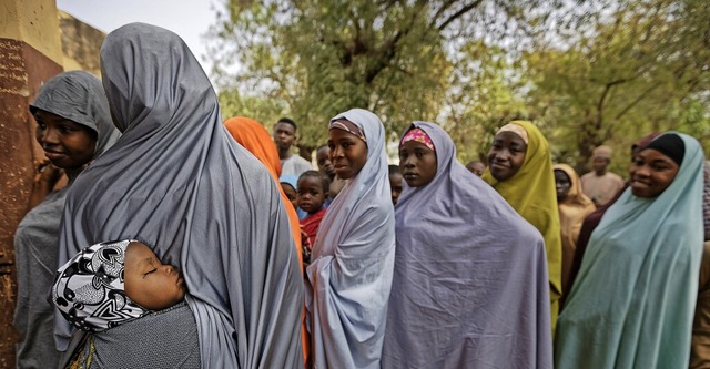 Im umkmpften Nordosten Nigerias leben Frauen gefhrlich.  | Foto: Ben Curtis (dpa)