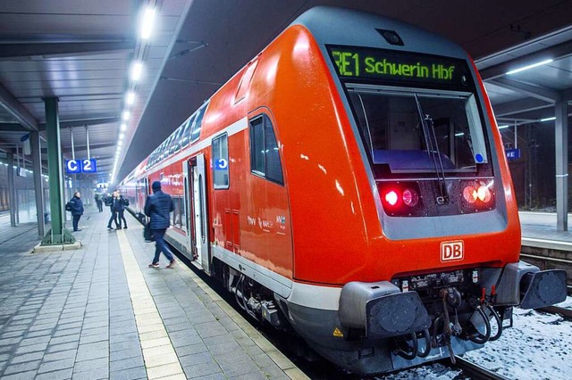 Mit einem Ticket im Nahverkehr  durch ...fahren &#8211; bald kein Problem mehr.  | Foto: Jens Bttner (dpa)