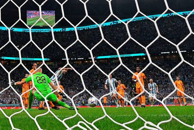 Nahuel Molina (links/blau-weies Triko...el Messi (10) das 1:0 fr Argentinien.  | Foto: ALBERTO PIZZOLI (AFP)