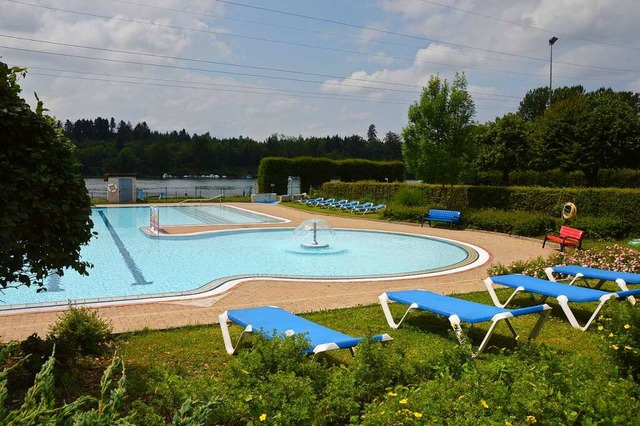 Das Schwimmbad in Schwrstadt wird mit...Vertrag mit dem Betreiber festgelegt.   | Foto: Horatio Gollin