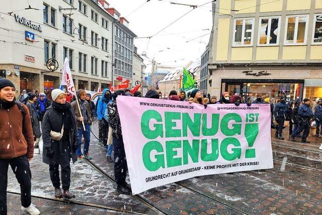 Fast 300 Menschen demonstrieren in Freiburg gegen soziale Ungleichheit in der Krise