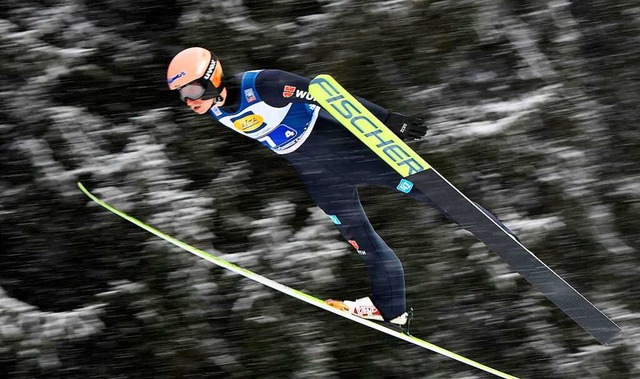 Karl Geiger zeigt auch im Mixed, was in ihm steckt.  | Foto: THOMAS KIENZLE (AFP)