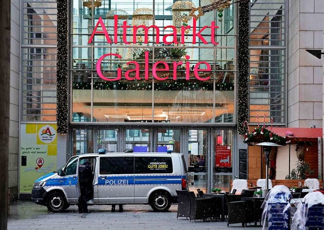 Spezial-Einheiten der Polizei vor der ...in Dresden, infolge einer Geiselnahme.  | Foto: JENS SCHLUETER (AFP)