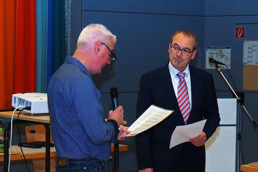 Jörg Wagner (rechts) wurde am Mittwoch als Bürgermeister vereidigt.  | Foto: Reinhold John