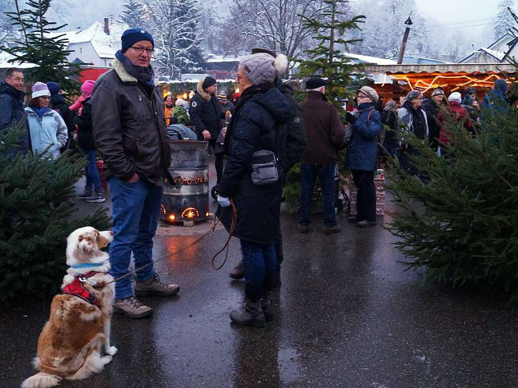 Weihnachtsbume, flackernde Feuer und der stimmungsvolle Hintergrund mit der Lieler Dorfkirche: Das zog insbesondere ab dem spten Nachmittag viele Besucher an.