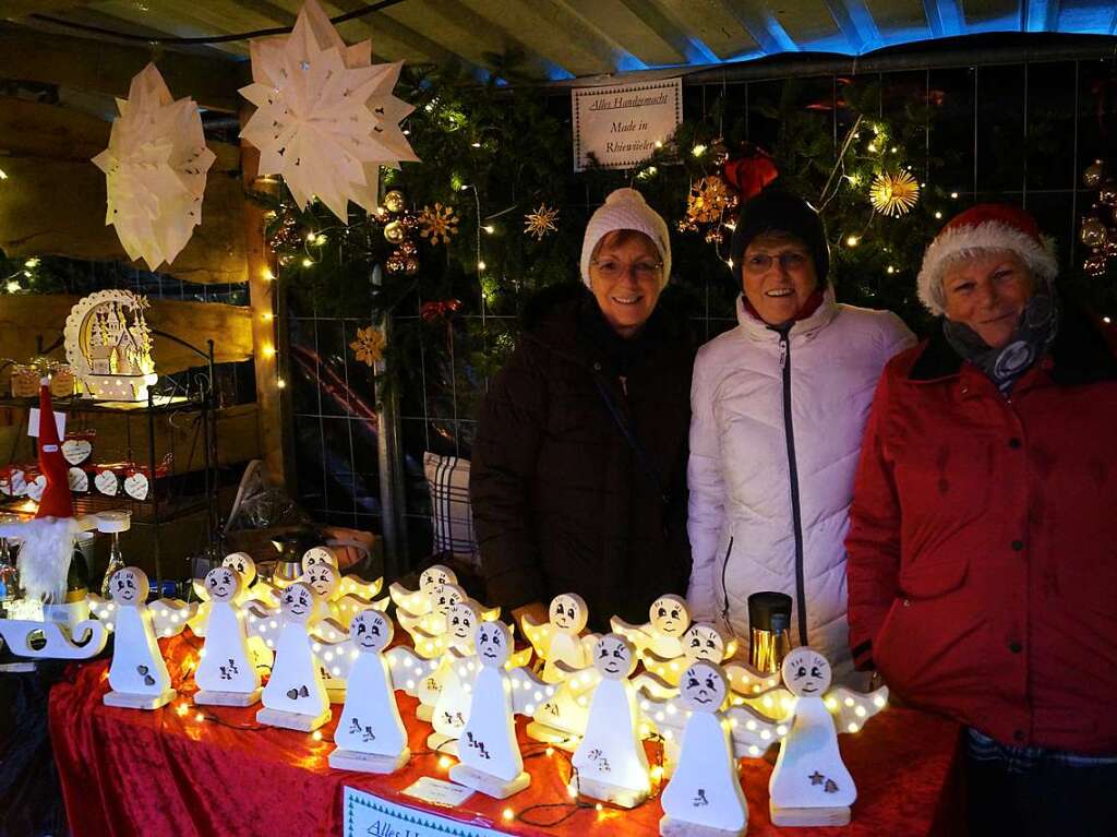 Die Frauen aus Rheinweiler mit handgemachter Weihnachtsdeko