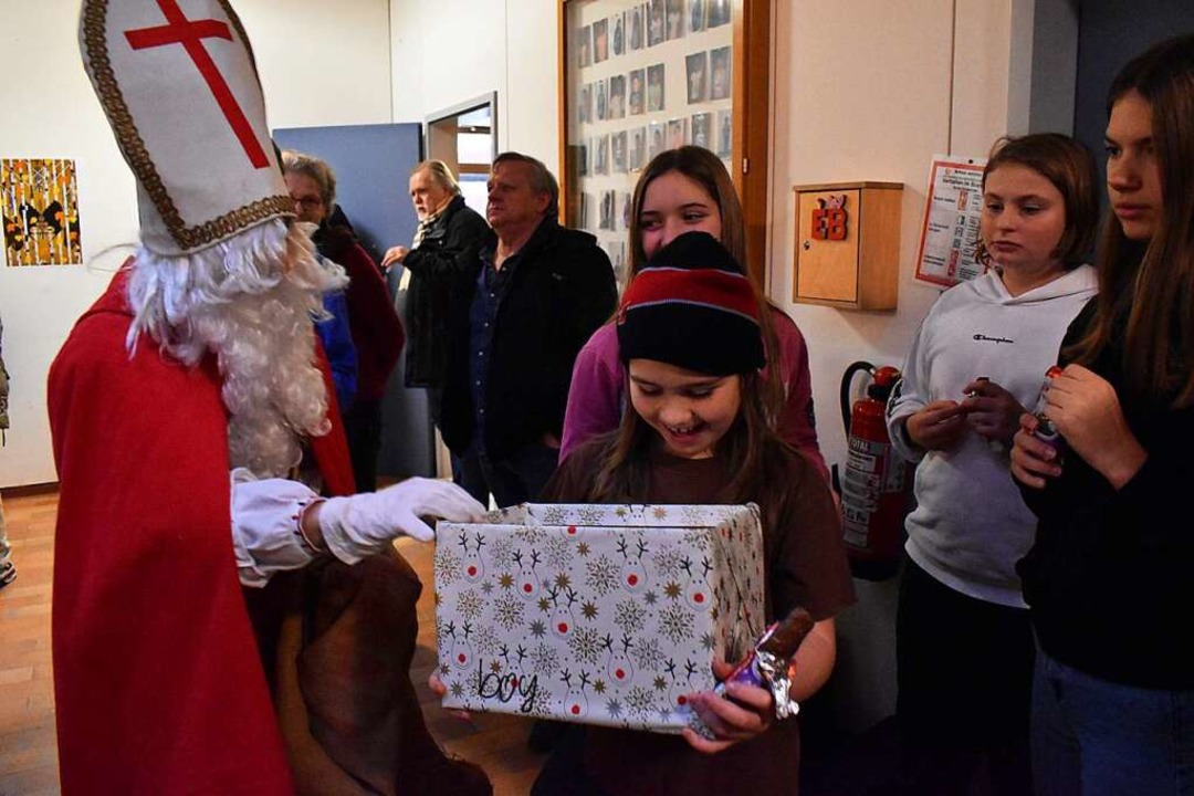 Der Nikolaus beschenkte die ukrainisch...itenden  der Firma  Unifiller gepackt.  | Foto: Thomas Loisl Mink