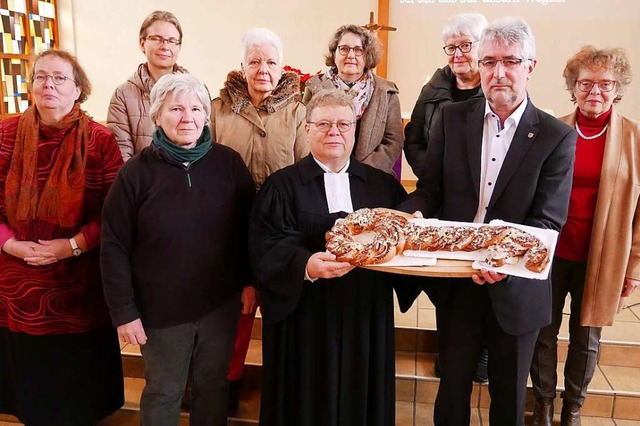 Beim Entwidmungsgottesdienst bergab P... Im Hintergrund das Gottesdienst-Team.  | Foto: Michael Gottstein