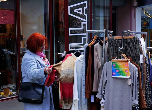 Eine Frau beim Shoppen in der Lahrer I... ist das Ziel von Politik und Handel.   | Foto: Bettina Schaller