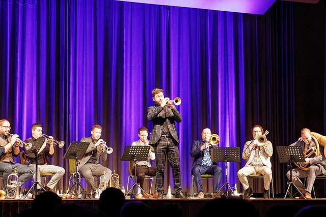 Christoph Moschberger (Mitte) und das ...mstagabend in der Endinger Stadthalle.  | Foto: Ruth Seitz