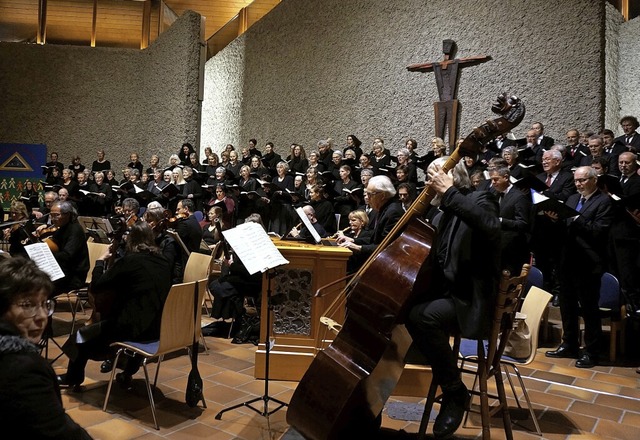 Unter der Leitung von Bezirkskantor Ma...atorium von Johann Sebastian Bach auf.  | Foto: suedkurier