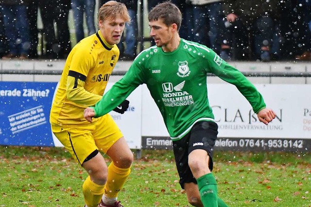 Der Mundinger Leander Graf  (grnes Tr...iengener Defensivspieler Nick Gladrow.  | Foto: Achim Keller