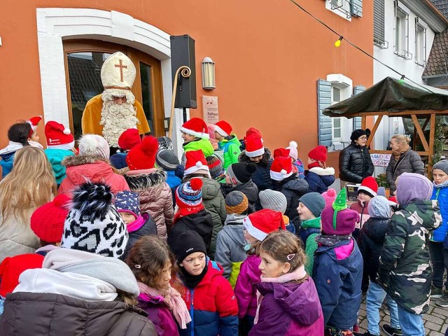 Der Kinderchor der Grundschule erhielt vom Nikolaus eine Belohnung.  | Foto: Mario Schneberg