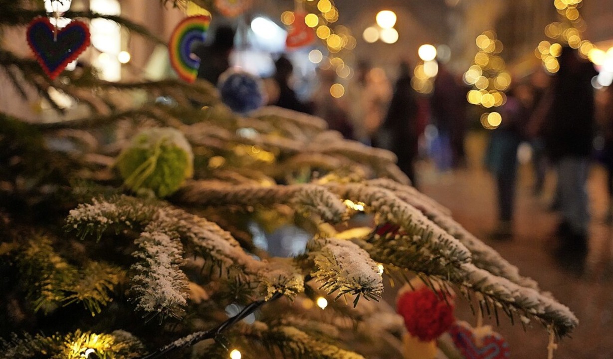 Schnee,  schöne Beleuchtung und Speise...seumsnacht kostenlos Kultur genießen.   | Foto: Hans-Peter Müller